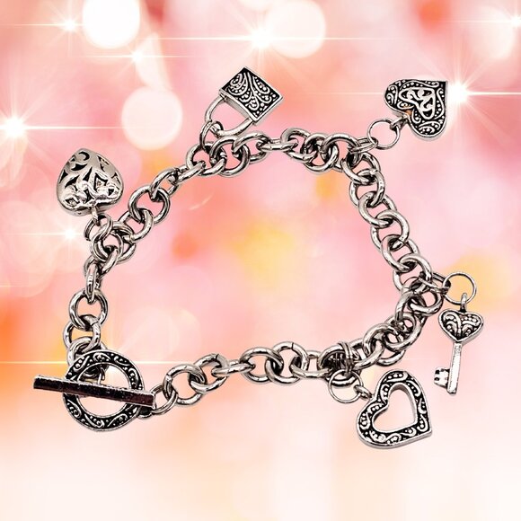 Silver-Tone Heart & Key Charm Bracelet Vtg Style Link Chain w/ Scrollwork Toggle - Picture 4 of 9